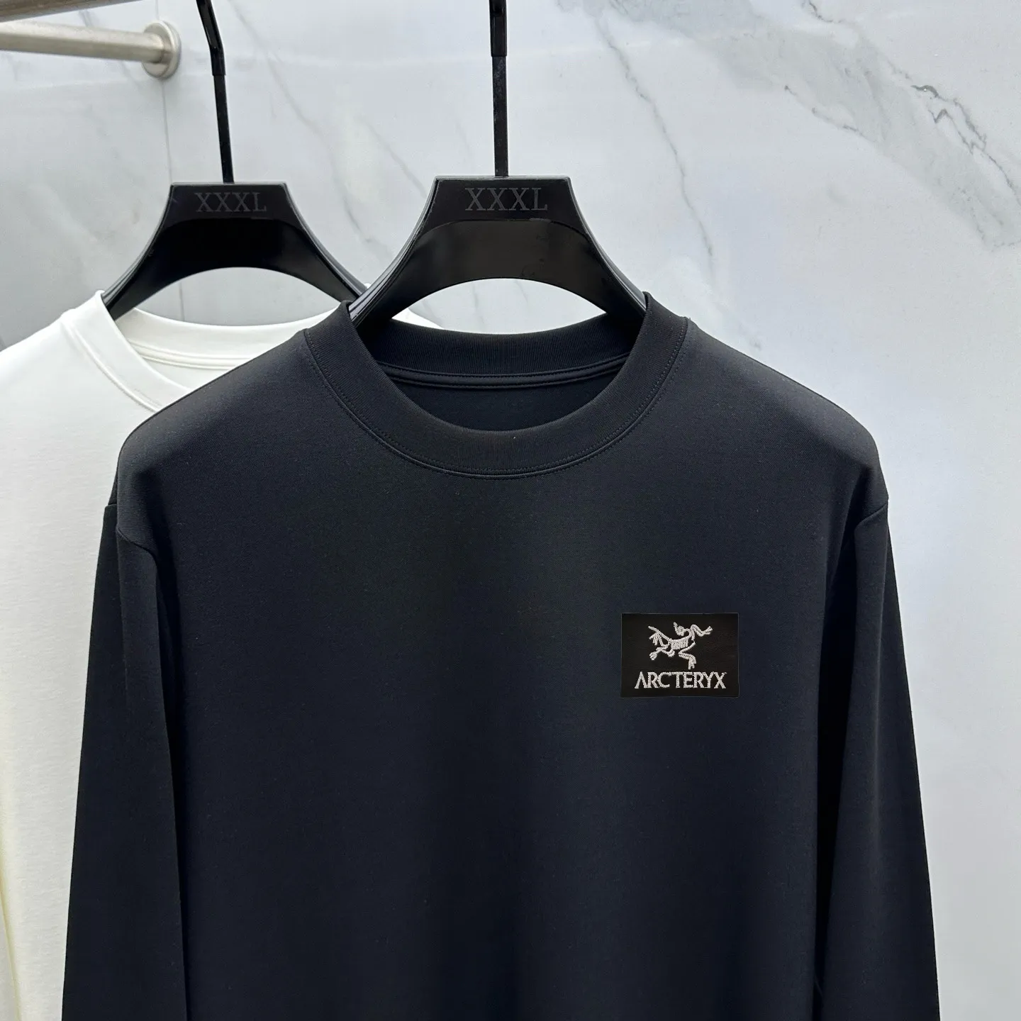 P190 Stonebird 2025 autumn and winter counter new fashion casual bottoming shirt long-sleeved T-shirt, fabric 280 grams Selected imported high-density double yarn 100% cotton fabric, made with exquisite original logo, excellent in comfort and breathability, soft, wrinkle-resistant, elastic and drapey. It is very handsome whether worn alone or as an inner layer. It is in line with men's practical dressing habits and pursues luxury, noble and elegant style, creating extraordinary men's taste. The visual effect is very good, the grade is very high, simple and fashionable, a must-have choice for leisure and business! Size: M-3XL
